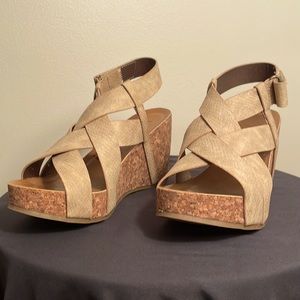 4 Earth by Blowfish Wedge Sandles size 7 1/2